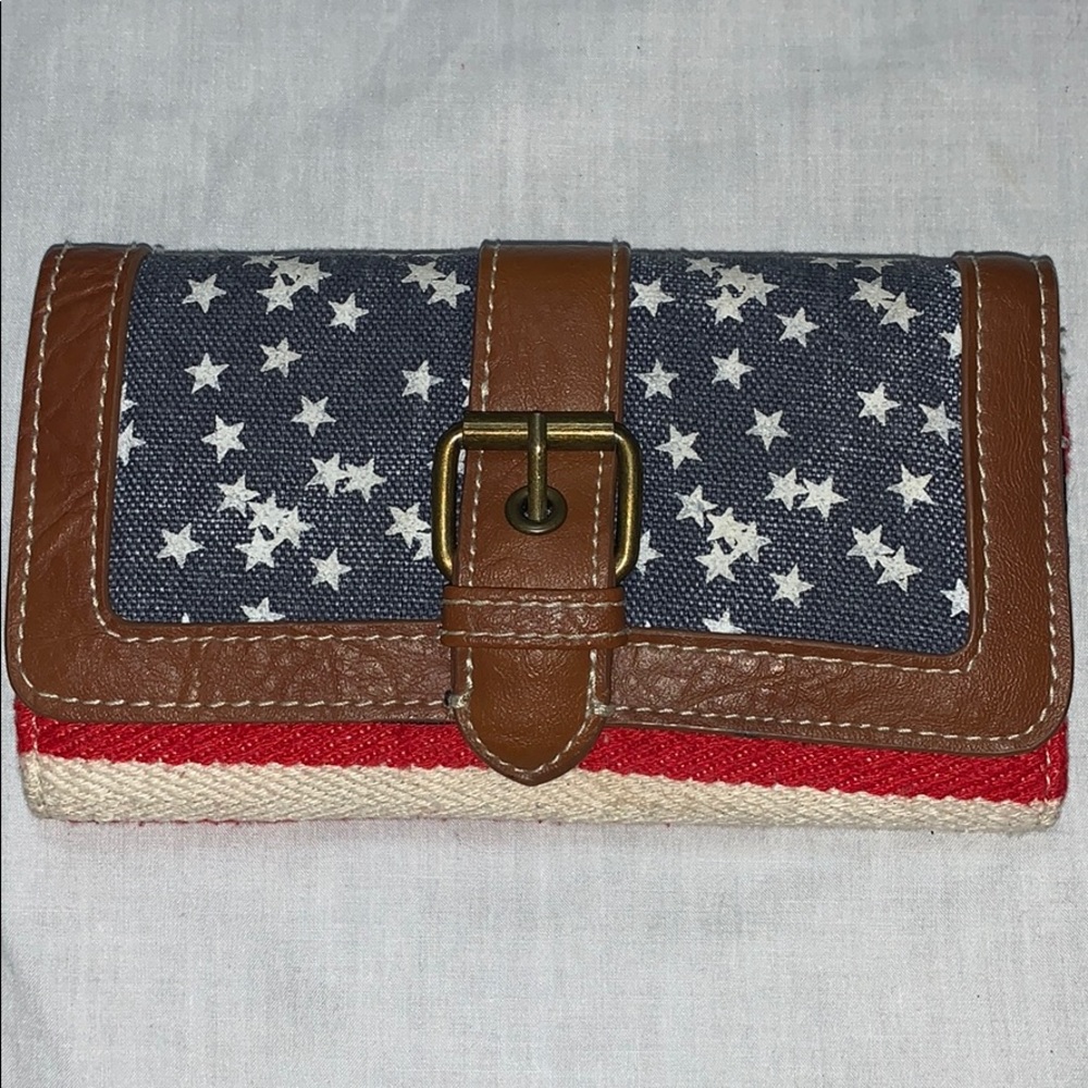 CLAIRE’S AMERICAN FLAG WALLET